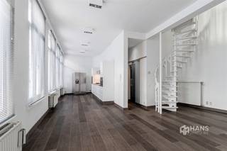 <p><span>Wonen in hartje Antwerpen, met de stad letterlijk aan je voeten. In de Wiegstraat verblijf je op een uiterst centrale locatie in het historische stadscentrum, met winkels, horeca, cultuur en openbaar vervoer allemaal binnen handbereik. De Meir, Groenplaats, Grote Markt en het historisch centrum bevinden zich allemaal op wandelafstand. Een uiterst centrale ligging voor wie volop van de stad wil genieten.</span></p><p><span>Het appartement bevindt zich op de eerste verdieping van een kleinschalig gebouw en is ingedeeld als duplex. Het beschikt over PVC-ramen met dubbele beglazing, een gunstige EPC-score B (182) en alle nutsvoorzieningen zijn individueel.</span></p><p><span>De absolute blikvanger is de bijzonder ruime en lichtrijke leefruimte met open keuken, goed voor maar liefst 40 m². De hoge raampartijen over vrijwel de volledige lengte zorgen voor een aangename hoeveelheid daglicht. De keuken is ingericht met onder meer een gasvuur, dampkap, oven, microgolfoven, vaatwasser en spoelbak. Verder vind je op deze verdieping een badkamer van 4 m² met inloopdouche en lavabomeubel, een apart toilet en een praktische berging/wasplaats van 4 m².</span></p><p><span>Via de wenteltrap bereik je de bovenverdieping met een ruime slaapkamer van 13 m². Zo worden woon- en slaapgedeelte op een aangename manier van elkaar gescheiden.</span></p><p><span>Een lichtrijke duplex, een ruime leefruimte én Antwerpen aan je voeten? Kom hem zelf ontdekken!</span></p><p><span>Bewoonbare opp. 82 m² ref.: bruto vloeropp. EPC. Voor meer info of een gratis schatting surf naar </span><span><span>www.hansimmo.be</span></span></p><p><span> </span></p>