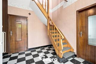 Deze halfopen bebouwing is gelegen in Brugge, op een vlot bereikbare locatie en op korte afstand van tal van winkels en voorzieningen. De woning beschikt over een praktische indeling met natuurlijk lichtinval en biedt een mooie basis voor wie op zoek is naar een woning die verder naar eigen smaak kan worden opgefrist.<br /><br />Via de inkomhal met gastentoilet kom je in de leefruimte. Aansluitend bevindt zich de keuken met berging, die rechtstreeks toegang geeft tot de tuin. De keuken is uitgerust met een elektrische oven, kookplaat, dampkap en dubbele spoelbak.<br /><br />Op de eerste verdieping bevinden zich de nachthal, drie slaapkamers en de badkamer, voorzien van een lavabo, douchecabine en toilet. Via een vaste trap bereik je de ruime zolder, die verschillende mogelijkheden biedt.<br /><br />Buiten geniet je van een overdekt terras en tuin met tuinhuis. De tuin en oprit zijn afgesloten met een poort. De oprit biedt toegang tot de garage en kan eveneens afgesloten worden met een manuele poort.<br /><br />De woning beschikt over een EPC-label D en wordt verwarmd via een niet-condenserende gasketel. Verder zijn er manuele rolluiken, een regenwaterput en op maat gemaakte vliegenramen aanwezig.<br /><br />Om u een beter beeld te geven van de mogelijkheden van deze woning, werden enkele foto's virtueel ingericht.<br /><br /><strong>Ook wild geworden van deze thuis?<br />Twijfel dan niet langer en leg vandaag nog uw bezoek vast!</strong>