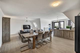 <p>Voor meer info of een bezoek, bel 054 69 39 36 - Op een strategische locatie in Herzele bevindt zich dit<strong> volledig gerenoveerde appartement op de vierde verdieping</strong> van deze residentie. Het station, de bushaltes, de winkels en de scholen bevinden zich op wandelafstand. Het appartement werd <strong>gerenoveerd in 2024 </strong>en omvat een ruime inkomhal die toegang geeft tot <strong>de ruime eet- en leefruimte (60 m²!) met open keuken</strong>. De keuken is voorzien van alle nodige toestellen. Aansluitend aan de leefruimte is er <strong>een balkon </strong>aanwezig. Verder omvat het appartement een ruime badkamer (ligbad, dubbele lavabo en toilet), alsook<strong> twee slaapkamers</strong> en een wasruimte. <strong>Kelderberging en staanplaats zijn inbegrepen in de prijs</strong>. <strong>Goed EPC (B)!</strong> - Elektriciteit conform - Onmiddellijk beschikbaar</p>