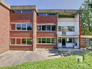 <p><span>Ruim OP TE FRISSEN appartement (Opp. 153m² - EPC D)</span></p><p><span>Appartement gelegen op enkele kilometers van het centrum van Tessenderlo en Diest. </span></p><p><span>Troeven van dit appartement:</span></p><p><span>+ Gunstige ligging (dicht bij centrum/scholen/winkels/E313);</span></p><p><span>+ Ruim appartement 144m2;</span></p><p><span>+ Zeer degelijk gebouwd;</span></p><p><span>+ Grote gemeenschappelijke inkomhal, met trap naar boven;</span></p><p><span>+ 3 grote slaapkamers; </span></p><p><span>+ Ruime keuken;</span></p><p><span>+ Garage voor 1 wagen naast het appartement;</span></p><p><span>+ Veel parking voor appartement;</span></p><p><span>+ Wasplaats en ruime berging;</span></p><p><span>+ Terras achteraan;</span></p><p><span>+ Achteraan zicht op de weide met paarden;</span></p><p><span>+ Geen syndicus;</span></p><p><span>+ Goede investering met een bruto rendement van 4,35% op de jaarhuur, download het rendement rapport op Immodiest.be</span></p><p><span> </span></p><p><span>Is dit appartement iets voor u?</span></p><p><span> </span></p><p><span>Bel 013/31.25.22 of mail: wendy@immodiest.be voor uw afspraak.</span></p><p><span> </span></p>