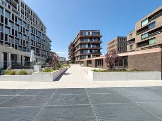 Appartement à louer à Residentie Nieuw Brugge III.Cet appartement agréable et fonctionnel, composé de deux chambres, est situé au deuxième étage. L'une des chambres est polyvalente et peut être utilisée, par exemple, comme bureau, salle de loisirs ou chambre d'enfants. La chambre principale de 15 m² offre un accès direct à une terrasse attenante, idéale pour profiter du plein air en toute intimité.La salle de bain dispose d'une douche à l'italienne moderne, d'une armoire de toilette avec miroir et d'un sèche-serviettes, de sorte que confort et utilisation pratique vont de pair. L'espace de vie spacieux est lumineux et ouvert et est adjacent à une cuisine ouverte entièrement équipée, idéale pour cuisiner et se détendre dans un seul espace. Une deuxième grande terrasse est également accessible depuis l'espace de vie, qui offre un espace extérieur supplémentaire.L'appartement dispose également d'un débarras pratique, où toutes les installations techniques sont cachées et où des connexions sont prévues pour le lave-linge et le sèche-linge.Disposition :2°V. : Hall d'entrée - chambre 1 (11 m²) - salle de bain (6 m²) - chambre 2 (15 m²) - séjour avec cuisine ouverte (30 m²) - débarras - toilettes séparéesGénéral- prix de location : 825,00 €/mois + 75,00 €/mois (frais généraux)- disponible à partir du 01/02/2026Le moyen le plus rapide pour visiter cette propriété ? Demandez votre visite via le bouton rose de notre site Web (www.dewaele.com) et vous serez contacté par notre expert en location.