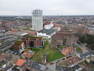 Welkom bij Residentie Josephine! Uw nieuwe woonst of investering in centrum Turnhout.<br /><br />Residentie Josephine maakt deel uit van Turnova, het nieuwste en meest trendy leefgedeelte van de stad. <br /><br />FLEXRUIMTE (Casco) - 33-01 bestaande uit flex-ruimte (casco) 41.41 m² + terras 31.65m²<br /><br />In het centrum van Turnhout, vlakbij de Grote Markt, maakt u kennis met “Turnova”! Een bruisend nieuw stadsdeel. Naast appartementen en een 40-tal winkels is er ook plaats er ook de nieuwe Stedelijke Academie van Schone Kunsten, luxe-hotel Corsendonck, 3 restaurants waarvan we “Hert” terugvinden op de hoogste verdieping van de Turnova Toren met een ongelooflijk uitzicht en een grote ondergrondse parking. Drie pleinen met een eigen sfeer versterken het stadshart. Samen met de gezellige cafés, restaurants en terrasjes geeft Turnova ongetwijfeld een nieuwe dimensie aan het stadscentrum.<br /><br />De ruime afwerkingsbudgetten geven u de mogelijkheid om de appartementen volledig naar eigen wens en smaak af te werken.<br />De appartementen, die eveneens ideaal zijn als investering, variëren van 57m² tot 128m², allen met een ruim terras.<br />Het project trekt volop de kaart van duurzaamheid. Zo wordt er gebruik gemaakt van geothermie, voor de energievoorziening en heeft elk appartement vloerverwarming, die in de zomer ook zorgt voor de nodige koeling. Verder wordt eveneens aan de opmars van de elektrische voertuigen gedacht. <br /><br />Maak nu een afspraak via nieuwbouw@hillewaere.be of contacteer onze nieuwbouw makelaar om meer te weten te komen over dit project op 014/ 45 10 11.