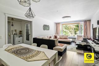 <p><span>Hoek-appartement met 3 slaapkamers en terras!</span></p><p><span>Dit ruim en lichtrijk appartement ligt op de 1</span><span><sup>st</sup></span><span><sup>e </sup></span><span>verdieping van een uitstekend onderhouden gebouw met toplocatie. Winkels, parken, scholen, horeca, sportfaciliteiten, openbaar vervoer en invalswegen zijn steeds vlakbij, evenals het bruisende Antwerpse stadsleven. Vanuit bijna elke ruimte kijkt u uit op de omringende natuurpracht, uw privacy is dan ook verzekerd. Met dank aan onder meer de HR ramen en de recente gevelisolatie heeft het appartement een gunstig EPC, bovendien is het ook asbestveilig en is de elektriciteit conform. Kortom, een garantie op kwalitatief en zorgeloos wonen en/of investeren daar het appartement momenteel verhuurd is.</span></p><p><span> </span></p><p><span>Inkomhal, leefruimte & keuken:</span></p><p><span>De aparte inkomhal op dambord tegelvloer huisvest een ingemaakte vestiaire, een kleine berging en de parlofoon. De leefruimte kijkt uit op het groen en ligt net als de slaapkamers op een prachtige blokjesparket, echter hebben de huurders hier ter bescherming een laminaat over gelegd. De keuken ligt aanpalend de woonkamer en omvat een keramisch vuur, dampkap, koelkast, vaatwasser en de aansluitingen voor wasmachine en droogkast. Toekomstgericht heeft u dus de mogelijkheid om de keuken open te trekken. De wederkerende blauwe tapijt-vloeren werden op initiatief van de huurders over de authentieke tegelvloeren gelegd en zullen uiteraard na het einde van de huur verwijderd worden. </span></p><p><span> </span></p><p><span>Nachthal, slaapkamers, badkamer & toilet:</span></p><p><span>Via de nachthal met ingemaakte kast bereikt u de badkamer, de slaapkamers en het aparte gastentoilet met groene mozaïek en handenwasser. Alle slaapkamers liggen op blokjesparket en 2 kamers verlenen rechtstreeks toegang tot het terras. De riante master geniet enorm veel lichtinval dankzij de hoekligging en de kleinere kamer voorziet in een ingewerkte kast. De badkamer is uitgerust met een bad/douche combinatie, een wasmeubel met spiegelkast, een 2e toilet alsook mechanische ventilatie.</span></p><p><span> </span></p><p><span>Terras, kelder, autostaanplaats & fietsberging:</span></p><p><span>Op het zuidwest-geörienteerd terras kan u in alle rust en stilte volop genieten van de groene omgeving, een streepje zon, al dan niet vergezeld van een goed glas wijn of sprankelend aperitief. De kelderberging is inbegrepen. De bovengrondse autostaanplaats is optioneel (€ 10.000). Fietsen kunnen zowel onder- alsook bovengronds steeds veilig gestald worden.</span></p><p><span> </span></p><p><span>Extra troeven:</span></p><p><span>- Toplocatie</span></p><p><span>- EPC B</span></p><p><span>- Elektriciteit conform</span></p><p><span>- Asbestveilig</span></p><p><span>- HR ramen</span></p><p><span>- ZW-terras</span></p><p><span>- Staat van het gebouw (recente terrassen, dak- en gevelisolatie/-renovatie,...)</span></p><p><span>- Kelder, fietsberging & autostaanplaats</span></p><p><span> </span></p>