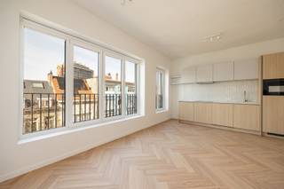 <p>Gerenoveerd en instapklaar appartement met dakterras, gelegen in de Verbondstraat te Antwerpen.<br />Dit appartement bevindt zich in het hartje van Antwerpen, op wandelafstand van de gezellige cafés en restaurants van Het Zuid. Bovendien ligt het dicht bij openbaar vervoer, winkels en alle belangrijke voorzieningen, waardoor je alles binnen handbereik hebt.</p><p>•    Kleinschalig gebouw met slechts 4 appartementen <br />•    Volledig gerenoveerd en instapklaar<br />•    Lage algemene kosten € 60/maand<br />•    Prachtig dakterras</p><p>Op de derde verdieping van een kleinschalig gebouw vinden we dit volledig gerenoveerde appartement met 1 slaapkamer. Bij binnenkomst betreedt u een open leefruimte die dankzij de grote ramen geniet van veel natuurlijk licht.</p><p>De keuken is volledig uitgerust met alle nodige apparaten en grenst aan een praktische berging, ideaal voor het plaatsen van een wasmachine en droogkast.</p><p>Verder beschikt het appartement over een comfortabele slaapkamer die in verbinding staat met de badkamer. De badkamer is voorzien van een toilet, lavabo en douche.</p><p>Daarnaast is er een prachtig terras, bereikbaar via een trap in de leefruimte, waar u na een lange werkdag heerlijk kunt ontspannen en tot rust kunt komen midden in de bruisende stad.</p><p>Interesse? Gelieve uw gegevens in te vullen onderaan de advertentie op onze website https://www.sinjoor.be. De dossierverantwoordelijke zal nadien zo snel mogelijk contact met u opnemen.<br /> </p>