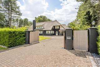 Prachtige luxe-villa op perceel van 2.263 m² met mooi aangelegde tuin gelegen op een residentiële en bosrijke ligging te Neerpelt-Pelt (Grote Heide). Ruime inkomhal met gastentoilet, riante leefruimte, mooie landelijke leefkeuken met aansluitend praktische bijkeuken, dubbele carport en dubbele losstaande garage met achterliggende berging. Op de 1ste verdieping masterbedroom, luxe-badkamer, 3 bijkomende slaapkamers, 2de badkamer en 2 aparte dressings<br /><br />Ruime opbergzolder en kelder aanwezig.<br /><br />Mooi aangelegde tuin met zowel open als overdekt terras en wellnessruimte (reeds voorzien van douche).<br /><br />Gelijkvloers:<br />De prachtige inkomhal met gastentoilet biedt enerzijds toegang tot de leefkeuken en anderzijds tot de riante T-vormige leefruimte voorzien van gezellige gashaard en badend in het licht. De leefruimte is opgedeeld in een eetkamer, zitkamer en aparte bureauhoek. Aansluitend aan het leefgedeelte treffen we de luxueuze leefkeuken voorzien van alle inbouwapparatuur: wijnkoelkast, grote koelkast + vriesvak, vaatwasser, combi-oven, inductiekookplaat, Quooker. Praktische bijkeuken/wasplaats aansluitend aan de keuken.<br />De grote ramen aan de achterzijde van de woning bieden een prachtig zicht over de tuin voorzien van prachtig overdekt terras. <br /><br />Eerste verdieping:<br />Op de eerste verdieping is er de masterbedroom met op maat gemaakte kasten en ingerichte badkamer, voorzien van een ligbad, douche, dubbele wastafel en toilet.<br />Verder bevinden er zich op deze verdieping 3 bijkomende slaapkamers, een 2de badkamer (wastafel, toilet en douche) en veel op maat gemaakte kasten en opbergruimte. Op de overloop is tevens een valluik voorzien naar de ruime opbergzolder.<br /><br />Tuin:<br />Prachtig aangelegde onderhoudsvriendelijke tuin met het overdekte terras. Dubbele garage met voorliggende carport en achterliggende tuinberging. In dit gebouw is tevens een ruimte voorzien voor wellness (douche reeds aanwezig).<br /><br />Uiterst stijlvol geheel! <br /><br />Bijzonderheden: <br />- Renovatie 2021<br />- Volledig omheind perceel met automatische poort vooraan<br />- Alarm <br />- 16 zonnepanelen aanwezig (moeten nog aangesloten worden) - energielabel B bij aansluiting van deze 16 zonnepanelen + 5 extra panelen<br />- Airco aanwezig in leefruimte<br />- Luxe en kwaliteitsvolle materialen gebruikt<br />- CV op aardgas <br />- Veel opbergruimte voorzien doorheen de woning<br />- kelder en zolder<br />- Grondwaterput (op 7m) aanwezig voor de beregening van de tuin <br /><br />EPC 232 kWh/m² (label C)
