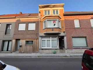 Dit pand was oorspronkelijk verdeeld in vier appartementen, maar is inmiddels volledig omgebouwd naar één woning. Er kunnen in totaal vier...