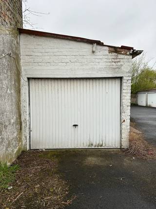 Deze afgesloten garagebox is gelegen in de Professor Jozef Vercoulliestraat 23 , Oostende. <br />De garage is 4,85m diep en 2,65m breed. 