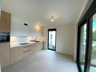 <p>Splinternieuw appartement van 72,87m² in het Agnetenpark. Het is een moderne en duurzame woonomgeving, ontworpen met oog voor comfort en de toekomst. Hier woon je niet alleen stijlvol, maar ook energiezuinig dankzij onder andere zonnepanelen en het BEN-label (Bijna Energie Neutraal). Bovendien geniet je van een rustige, aangename woonomgeving met alle voorzieningen binnen handbereik.</p>
<p>Het appartement is kwalitatief afgewerkt met veel aandacht voor detail. De open, volledig ingerichte keuken sluit aan op de lichtrijke leefruimte, wat zorgt voor een ruim en aangenaam gevoel. Ook de badkamer is volledig afgewerkt met moderne materialen. Grote raampartijen zorgen voor een mooie lichtinval en versterken het gevoel van ruimte.</p>
<p>Daarnaast beschikt het appartement over een gezellig terras waar je kan genieten van de buitenlucht. Een private parkeerplaats is inbegrepen, wat zorgt voor extra gemak. Tevens is er ook een ondergrondse staanplaats, kelder- en fietsenberging die zorgen voor het mobiele comfort. <br /><br />Het appartement heeft volgende kenmerken:<br />- eerste verdieping<br />- bewoonbare oppervlakte: 72,87m²<br />- 1 slaapkamer<br />- terras van 7,5 m²<br />- lichtrijke leefruimte<br />- open volledig ingerichte keuken met kwalitatieve afwerking<br />- berging <br />- afgewerkte badkamer<br />- apart gastentoilet<br />- zonnepanelen aanwezig<br />- inclusief standplaats + berging in afgesloten parkeerkelder<br />- BEN-label (Bijna Energie Neutraal)<br /><br /><span>huurprijs: 920 + 85 euro gemeenschappelijke kosten.</span><br /><br /><span>Voor </span><strong>meer informatie of een bezoek ter plaatse</strong><span>, klik je op onze website </span><strong>www.jansenrealestate.be</strong><span> bij het pand op de </span><strong>knop 'bezoek aanvragen'.</strong><br /><br /><span>Wij ontzorgen je ook voor de verkoop van je huidige woning! Voor meer uitleg helpen we je graag verder!</span></p>