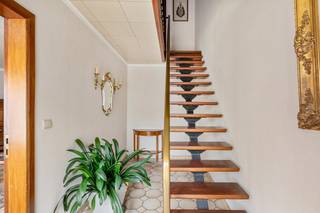 <strong>Te koop – Goed onderhouden halfopen bebouwing in Berlaar.</strong><br /><br />Bent u op zoek naar een <strong>verzorgde woning</strong> <strong>op een rustige locatie, maar toch op wandelafstand van het station en het centrum?</strong><br />Dan is deze halfopen bebouwing zeker een bezoek waard.<br /><br /><strong>Indeling</strong><br />Gelijkvloers: inkomhal, gezellige woonkamer, ingerichte keuken, berging, toilet, veranda, garage;<br />Eerste verdieping: 2 slaapkamers, bureau, badkamer;<br />Zolderverdieping: extra bergruimte.<br /><br />Achteraan geniet u van een tuin.<br /><br /><strong>Technische gegevens</strong><br />EPC: 498 kWh/m² jaar – Label E<br />! Na isolatie plat dak en plaatsing radiator in garage komt het EPC op een Label D.<br />Centrale verwarming op aardgas.<br /><br /><strong>Ontdek deze woning online</strong><br />Bekijk alvast de interactieve grondplannen en foto's op onze website:<br />🌐 www.wijns.be<br /><br /><strong>Interesse?</strong><br />Contacteer ons vandaag nog voor meer informatie of een bezoek ter plaatse.<br />📞 0473/33 33 33<br />✉️ philip@wijns.be