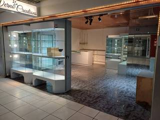 Shoppingcenter De Kern is een lokaal winkelcentrum gelegen aan De Bist, het levendige centrale plein van Wilrijk. Het centrum is toegankelijk gemaakt met een lift en roltrap, wat de bereikbaarheid van de winkels op de eerste verdieping vergemakkelijkt. <br />Het winkelcentrum ligt centraal in een autovrije winkelwandelstraat. Parkeren is mogelijk op de nabijgelegen parkings van de Bist en het Mastplein. Het is ook goed bereikbaar met het openbaar vervoer, <br />In de omgeving zijn ook de grote ketens aanwezig, zoals Zeeman, Torfs, Hema &amp; Parfumerie Di. <br /><br />Deze winkel is +/- 30m² en ideaal voor een starter!<br />De huurprijs start aan 350€/maand voor het eerste jaar om dan geleidelijk te stijgen naar 650€/maand. Maandelijkse kosten bedragen 200€/maand, elektriciteit met aparte meter.