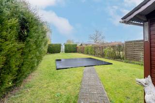 Deze woning combineert het beste van twee werelden: u geniet van een panoramisch zicht op de velden aan de voorzijde, terwijl alle belangrijke voorzieningen zich in de directe nabijheid bevinden.<br /><br />BELANGRIJKE TROEVEN:<br />- Reeds uitgerust met zonnepanelen.<br />- Voorzien van een garage en een handige uitweg achteraan.<br />- Een uniek, rustgevend uitzicht vanuit de woonkamer.<br />- Een zonovergoten tuin van maar liefst 500 m², ideaal voor wie van het buitenleven houdt.<br /><br />INDELING:<br />De inkomhal geeft direct toegang tot de ruime, lichtrijke woonkamer. Achterliggend bevindt zich de ingerichte keuken, waar voldoende plaats is voor een gezellige ontbijthoek. Via de 'veranda' bereikt u de verdieping, die beschikt over twee slaapkamers en een badkamer met douche en wastafel. De woning is bovendien praktisch ingedeeld met een extra zij-ingang.<br /><br />RENOVATIEPLICHT:<br />Hoewel de woning onder de renovatieplicht valt, is er een duidelijk pad naar een betere energiescore. Met het plaatsen van enkel dakisolatie evolueert de woning al onmiddellijk richting een label C.<br /><br />Kom deze woning zelf ontdekken! Plan vandaag nog jouw bezoek in en laat je verrassen door de ruimte en het zicht.