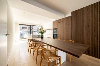 In het hart van Koksijde-Bad, op wandelafstand van zee en gelegen in de commerciële Zeelaan, bevindt zich het kwalitatieve nieuwbouwproject Residentie Caline. Deze moderne en kleinschalige residentie biedt stijlvolle en duurzame woonkwaliteit, ideaal voor wie houdt van comfort en rust op een centrale locatie.<br /><br />Het appartement, gelegen op de eerste verdieping, heeft een bewoonbare oppervlakte van 135 m² en is volledig instapklaar. Het beschikt over een ruime inkomhal met vestiaire, een lichtrijke leefruimte met een sublieme open keuken, twee slaapkamers, twee badkamers, een grote berging en een praktische bureauruimte. Overal zijn ingemaakte kasten voorzien, en de vloer is afgewerkt met hoogwaardige parket, wat bijdraagt aan de warme uitstraling van het geheel.<br /><br />Een absolute troef zijn de twee ruime terrassen (voor- en achteraan) met een gezamenlijke oppervlakte van 54 m². <br /><br />Tot slot is er de mogelijkheid om een autostaanplaats aan te kopen.