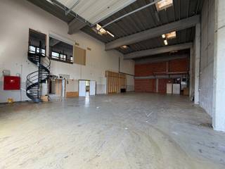 Op een gunstige locatie in Zulte, vlakbij de E17, bevindt zich dit functionele magazijn met bijhorende kantoorruimtes. Het pand is uitstekend bereikbaar en ideaal voor bedrijven die opslag en administratieve werkruimte willen combineren.<br /><br /><strong>Kenmerken:</strong><br />Kantoorruimte: 250 m² op het gelijkvloers en 250 m² op de eerste verdieping<br />Magazijn: 565 m²<br />Mezzanine: 145 m²<br />Vrije hoogte: 7 m<br />2 sectionale poorten<br />Voldoende parkeergelegenheid op het terrein<br />Dankzij de ligging langs de E17 (Gent – Kortrijk) geniet het pand van een vlotte bereikbaarheid en een uitstekende verbinding richting de belangrijkste invalswegen.<br /><br />Contacteer Henry Van Tornhout voor bijkomende inlichtingen of een vrijblijvend plaatsbezoek via +32 474 13 37 93 of via henry@kmovastgoed.be<br /> 