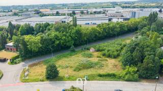 Ben jij op zoek naar een interessante projectgrond in het centrum van Oudenaarde? Gevonden!<br /><br />Deze ruime bouwgrond van meer dan 1.800 m² is gelegen in de Gentstraat en biedt heel wat potentieel voor wie op zoek is naar een project of ontwikkeling op een centrale en vlot bereikbare locatie. Dankzij de ligging vlakbij het stadscentrum, winkels, scholen en belangrijke invalswegen combineert dit perceel een strategische positie met een sterke toekomstwaarde.<br /><br />Een ideale opportuniteit voor wie wil investeren of bouwen in een goed gelegen en gevestigde omgeving.<br /><br />Lijkt dit perceel wel iets voor jouw project? Aarzel dan zeker niet en contacteer ons vandaag nog voor meer informatie!