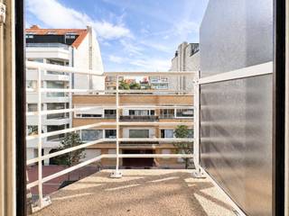 Cet agréable appartement bénéficie d'un emplacement central à proximité de la mer, de la place Van Bunnen et de l'avenue Dumortier, à quelques pas du centre commercial. Il comprend un hall d'entrée avec vestiaire et toilettes séparées, un espace de vie lumineux avec cuisine ouverte et accès à la terrasse à l'avant. Il dispose également de deux chambres à coucher spacieuses, qui donnent toutes deux accès à la terrasse ensoleillée orientée sud à l'arrière. L'une des chambres est équipée d'une salle de douche attenante et il y a également une salle de bains séparée. Un débarras privé en sous-sol est inclus.<br /><br />N’hésitez pas à nous contacter pour plus d’informations : tél. : 050 62 44 14 ou via knokke@immax.be