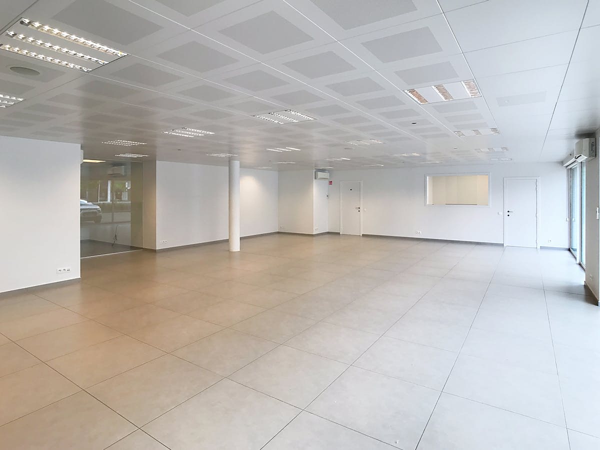 Ready-to-use office of approximately 183m² for rent in Roeselare - photo 5