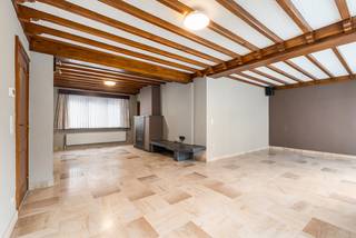 <p>Te koop: ruime open bebouwing in Everberg, gelegen in een rustige doodlopende straat.</p>
<p>Deze woning uit 1951 combineert ruimte, functionaliteit en een rustige ligging in Everberg. Met vier slaapkamers, twee badkamers en verschillende leefruimtes biedt deze open bebouwing tal van mogelijkheden voor gezinnen of wie extra ruimte zoekt. De woning beschikt over een EPC-label D, waardoor er geen renovatieverplichting van toepassing is. Daarnaast is de woning asbestveilig, wat extra gemoedsrust biedt voor toekomstige eigenaars. De grote garage en de praktische indeling maken het geheel extra interessant.</p>
<p>• Ruime woonkamer (44 m²) met veel mogelijkheden als leef- of ontspanningsruimte<br />• Tweede woonkamer (31 m²) met aangename lichtinval<br />• Keuken (22 m²) met voldoende plaats voor een eethoek<br />• Extra keuken (9,4 m²) ideaal als praktische bijkeuken of hobbyruimte<br />• Inkomhal (10 m²) en aparte hal (10 m²)<br />• Berging (5 m²)<br />• Toilet<br />• Badkamer (10 m²)<br />• Badkamer (6 m²)<br />• Slaapkamer (21 m²)<br />• Slaapkamer (17 m²)<br />• Slaapkamer (17 m²)<br />• Slaapkamer (13 m²)<br />• Grote garage (180 m²) met tal van gebruiksmogelijkheden<br />• Kelder (17 m²)</p>
<p>Troeven<br />• Gelegen in een rustige doodlopende straat<br />• EPC-label D: geen renovatieverplichting<br />• Asbestveilige woning<br />Neem vandaag nog contact op met je ERA-makelaar voor een bezoek.</p>