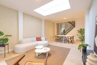 Ligging: Deze woning is uitstekend gelegen in de Sint-Lievenspoortstraat in Gent, vlak bij het Zuid en het historische stadscentrum. Dankzij...