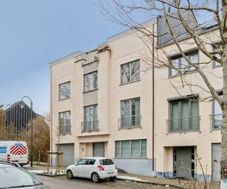 Deze ruime woning, gebouwd in 2009, heeft een totale woonoppervlakte van 365 m². Daarnaast is er 388 m² aan bureauruimte op het gelijkvloers en in...