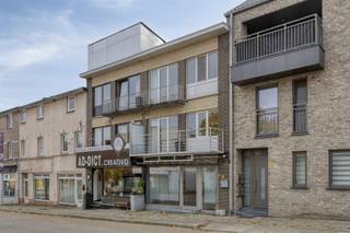 TE KOOP: Duplex-appartement (3slpks) met kantoorruimte of handelsruimte op topligging in Genk!In de Hoefstadstraat te Genk bevindt zich dit...