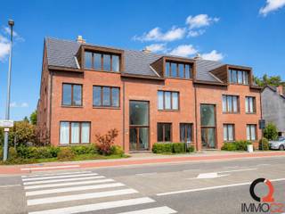 <strong>Ruim duplex appartement van 151 m² met 3 slaapkamers en zonnig terras in Kwaadmechelen</strong><br /><br />Bent u op zoek naar de ruimte van een woning gecombineerd met het comfort van een appartement? Dan is dit uitzonderlijk ruime duplex appartement van maar liefst 151 m² zeker een bezoek waard. Gelegen in het centrum van Kwaadmechelen (Tessenderlo-Ham) geniet u hier van een praktische indeling, drie volwaardige slaapkamers en een ruim terras met veel privacy.<br /><br /><strong>Leefverdieping</strong><br />+ Inkomhal met trap naar de slaapverdieping<br />+ Apart gastentoilet<br />+ Ruime leefruimte aan de straatzijde<br />+ Gezellige zithoek met aansluitende open keuken voorzien van keukeneiland<br />+ Berging / wasplaats<br />+ Ruim terras van ca. 14,5 m² met veel privacy, aansluitend aan de keuken en zithoek<br /><br /><strong>Slaapverdieping</strong><br />+ Nachthal<br />+ Badkamer uitgerust met dubbele lavabo, ligbad met douchemogelijkheid en toilet<br />+ 3 ruime slaapkamers<br /><br /><strong>Extra info</strong><br />+ Bewoonbare oppervlakte van maar liefst 151 m²!!!<br />+ 3 volwaardige slaapkamers<br />+ Ruim terras (14,5 m²) met voldoende privacy<br />+ Centrale verwarming op aardgas<br />+ EPC: 180 kWh/m²/jaar, label B met UC: 2353689<br />+ Gemeenschappelijke lasten bedragen € 98,92 per maand<br />+ Carport verplicht bij aan te kopen aan € 10.000 excl. aankoopkosten<br /><br /><strong>Ligging</strong><br />Dit duplex appartement geniet van een centrale ligging in Kwaadmechelen (Tessenderlo-Ham), op wandelafstand van winkels, scholen en openbaar vervoer. Dankzij de nabijheid van het op- en afrittencomplex van de E313 bent u bovendien vlot verbonden met de omliggende steden.<br /><br /><strong>Investering met potentieel</strong><br />Dankzij de ruime oppervlakte, de gunstige EPC-score en de centrale ligging vormt dit appartement niet alleen een ideale gezinswoning, maar ook een interessante opportuniteit voor investeerders.
