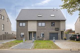 <p><span>In het centrum van </span><span>Leopoldsburg</span><span>, op een gunstige locatie vlak bij winkels, scholen en belangrijke verbindingswegen, stellen wij u met trots dit uitzonderlijk ruim </span><span>triplex appartement</span><span> voor. Met een bruto bewoonbare oppervlakte van maar liefst </span><span>251 m²</span><span> en een groot terras van circa </span><span>80 m²</span><span>, combineert dit eigendom de ruimte en indeling van een woning met het comfort van een appartement.</span></p><p><span>Het appartement werd gebouwd in 2008 en beschikt over een gunstig </span><span>EPC-label B</span><span>. Bij het betreden van de woning bevindt u zich in de inkomhal met toegang tot een </span><span>inpandige garage</span><span> en een praktische berging. Op de eerste verdieping ontdekt u een open en lichtrijk geheel, bestaande uit twee gezellige leefruimtes, een eetkamer en een keuken die naadloos in elkaar overvloeien. Daarnaast vindt u op dit niveau een apart gastentoilet, een bureau en een slaapkamer. Dankzij de slimme indeling en de overvloedige lichtinval wordt dit een aangename leefomgeving waar ruimte en functionaliteit centraal staan.</span></p><p><span>De tweede verdieping biedt plaats aan </span><span>vier volwaardige slaapkamers</span><span>. Eén van de kamers beschikt over een </span><span>eigen dressing en badkamer</span><span>, wat een absoluut pluspunt is voor wie op zoek is naar extra comfort. Verder zijn er nog een tweede badkamer met hoekbad en lavabo en een apart toilet aanwezig. Bovendien is er de mogelijkheid om een </span><span>zesde slaapkamer</span><span> te creëren, waardoor dit appartement een ideale oplossing vormt voor grotere gezinnen of wie ruimte nodig heeft voor hobbys of een thuisbureau.</span></p><p><span>Het ruime </span><span>terras van ca. 80 m²</span><span> vormt een absolute troef: een plek om te ontspannen, gezellig te tafelen of in alle rust te genieten van de buitenlucht. Tot slot zijn er ook ruime parkeermogelijkheden aanwezig, wat dit aanbod nog aantrekkelijker maakt.</span></p><p><span>Dit triplex appartement combineert </span><span>ruimte, licht en comfort</span><span> met een gunstige ligging en energiezuinig karakter. Het is de perfecte keuze voor wie op zoek is naar een kwalitatieve, ruime en instapklare woning in het hart van Leopoldsburg.</span></p><p><span>Bel vandaag nog naar </span><span>Lindsey Swennen 0493 50 10 78</span><span> of mail naar </span><span>lindsey@janssenenjanssen.be</span><span> voor meer informatie of een bezoek.</span></p>