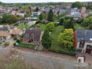 <p><span>Wonen, genieten én denken aan morgen in hartje Diest.</span></p><p><span> </span></p><p><span>In de Kloosterbergstraat verkoopt Immo Diest deze </span><span>karaktervolle woning met 4 slaapkamers</span><span> en </span><span>adembenemend mooie tuin</span><span> met </span><span>extra bouwgrond van ruim 8a met een perceelbreedte van +/- 16m.</span></p><p><span> </span></p><p><span>Uitstekende ligging nabij het centrum. </span></p><p><span>Deze combinatie kom je maar 1x tegen.</span></p><p><span> </span></p><p><span>Of je nu droomt van een ruime gezinswoning, extra uitbreidingsmogelijkheden of een vastgoedkans met potentieel: hier vind je het allemaal. </span><span> </span></p><p><span>Een buitenkans voor wie op zoek is naar charme, rust en toekomstwaarde. </span></p><p><span> </span></p><p><span>De woning (tot voor kort bewoond door de eerste eigenaar) werd begin jaren 80 gebouwd en heeft volgende indeling:</span></p><p><span>GELIJKVLOERS:</span></p><p><span>- mooie verzorgde inkomhal met trap, vide, vestiaire en toilet</span></p><p><span>- woonkamer en salon met inbouwcassette</span></p><p><span>- keuken met voornaamste toestellen</span></p><p><span>- veranda</span></p><p><span>- 2 volwaardige slaapkamers (of bureau/hobbykamer...)</span></p><p><span>- badkamer met ligbad, lavabo en 2de toilet</span></p><p><span>- grote garage met aut. kantelpoort, was- en stookplaats</span></p><p><span> </span></p><p><span>VERDIEPING:</span></p><p><span>- overloop</span></p><p><span>- 2 ruime slaapkamers met parketvloer </span></p><p><span>- zolderruimte met 3de toilet en uitbreidingsmogelijkheden (hobbyruimte, extra slaapkamer...)</span></p><p><span> </span></p><p><span>KELDER</span></p><p><span>- te benutten als koele berging</span></p><p><span> </span></p><p><span>GARAGES:</span></p><p><span>- er is zowel een inpandige garage (met aut. kantelpoort)</span></p><p><span>- en een garagebox</span></p><p><span> </span></p><p><span>TUIN:</span></p><p><span>- prachtige en zonnige tuin, heerlijk genieten in het groen</span></p><p><span>- perceel bouwgrond wordt momenteel als tuin gebruikt</span></p><p><span>- volledig omheind en voorzien van elektrische poort vooraan</span></p><p><span> </span></p><p><span>PS: geen renovatieplicht van toepassing aangezien de woning reeds EPC D heeft.</span></p><p><span> </span></p><p><span>De aangeboden eigendommen worden als 1 geheel verkocht en zijn kadastraal gekend als woning (opp.: 10a 83ca) én bouwgrond (opp.: 8a 36ca). Indien men het perceel wenst te bebouwen dient men (opnieuw) een verkavelingsvergunning te bekomen. </span><span>Het perceel is gelegen binnen het RUP Buitenwijken fase 1 (Art. 3. Zone voor open, halfopen en gesloten bebouwing/één- en meergezinswoningen). Meer info via deze link: </span><span><span>DSI - Detail - Buitenwijken fase 1</span></span><span> </span></p><p><span> </span></p><p><span>Kom deze unieke kans ontdekken. Bel Immo Diest voor een bezoek: 013 31 25 22.<br />Wij helpen u graag asap verder.</span></p><p><span> </span></p><p><span>Bron bewoonbare oppervlakte: zie EPC</span></p><p><span>Renderbeelden en AI-visualisaties worden u louter ter inspiratie aangeboden.</span></p><p><span>De virtuele tour kan u reeds nu al bekijken op de website www.immodiest.be</span></p><p><span> </span></p>