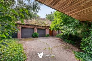 <p><span>Gelijkvloerse woning op prachtige ligging op 3060m2</span></p><p><span> </span></p><p><span>Belangrijkste troeven:</span></p><p><span>- Volledig gelijkvloerse woning</span></p><p><span>- Ruim perceel van 3060m2, volledig omheind</span></p><p><span>- Fantastische ligging in groene, rustige omgeving</span></p><p><span>- Vaste trap naar zolder voor uitbreidingsmogelijkheden</span></p><p><span>- Dubbele inpandige garage</span></p><p><span>- Volledig kruipkelder</span></p><p><span> </span></p><p><span>Bekijk zeker ook onze grondplannen met de afmetingen. Zo krijgt u van thuis uit al een perfect beeld van wat deze woning te bieden heeft!</span></p><p><span>Wenst u meer info of een vrijblijvende bezichtiging, contacteer dan ons kantoor op het nummer 014 39 99 99 en wij helpen u graag verder.</span></p>