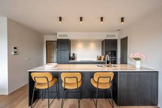 Ontdek dit moderne en instapklare appartement uit 2021, ideaal gelegen in de Stationsstraat, op wandelafstand van het station en het bruisende centrum van Waregem. 🏡✨<br /><br />Bij het binnenkomen wordt u verwelkomd in een stijlvolle inkomhal met vestiaire en gastentoilet. De lichtrijke leefruimte, afgewerkt met hoogwaardig parket, geniet van grote schuiframen met automatisch bedienbare zonnewering die zorgen voor een heerlijk open gevoel. ☀️ De moderne open keuken in premium fineerafwerking is volledig uitgerust met kwalitatieve toestellen van SMEG – perfect voor wie graag kookt en geniet. 🍳<br /><br />Vanuit de leefruimte heeft u toegang tot het prachtige zuidgerichte zonneterras van maar liefst ca. 38 m², waar u in alle rust uitkijkt op het groen. 🌿 Een ideale plek om te ontspannen of gasten te ontvangen!<br /><br />Het appartement beschikt over twee volwaardige en ruime slaapkamers 🛏️, een elegante badkamer met lavabo en inloopdouche 🚿, én een tweede afzonderlijk toilet. Daarnaast is er een praktische en ruime (was)berging met aansluiting voor wasmachine. Extra troeven zijn de vloerverwarming doorheen het volledige appartement en de energiezuinige afwerking met EPC-label A. 🔋<br /><br />De stijlvolle stalen deur in de inkomhal geeft het geheel een hedendaagse uitstraling, terwijl de lift in het gebouw zorgt voor extra comfort. Bovendien bestaat de mogelijkheid om een privatieve, afgesloten garagebox met automatische poort aan te kopen (€45.000). 🚗<br /><br />👉 Dankzij de moderne afwerking, doordachte indeling en uitstekende ligging is dit appartement de perfecte keuze voor wie comfortabel, energiezuinig én centraal wil wonen. Een echte topper! 💫