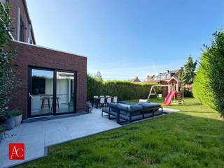 <p>Recente en energiezuinige halfopen bebouwing (2019) met 4 slaapkamers te Zwijndrecht</p><p>Deze prachtige halfopen bebouwing uit 2019 combineert modern wooncomfort met een uitstekende ligging in het gegeerde Zwijndrecht. <br />De woning bevindt zich in een doodlopende straat, maar ligt tegelijkertijd vlak bij belangrijke invalswegen en het openbaar vervoer voor een optimale bereikbaarheid. <br />Omdat het huis recent gebouwd is en perfect werd onderhouden, is het volledig instapklaar en hoef je alleen nog maar je verhuiskoffers uit te pakken.<br />Bij het binnenkomen via de inkomhal met gastentoilet krijg je meteen toegang tot de lichte, open leefruimte die een mooi zicht biedt op de gezellige tuin. <br />De moderne keuken sluit hier naadloos op aan en is volledig uitgerust voor dagelijks kookplezier. <br />Op de bovenliggende verdiepingen bevinden zich in totaal vier volwaardige slaapkamers en een comfortabele badkamer, waardoor er meer dan genoeg ruimte is voor een groot gezin of een rustige thuiswerkplek.<br />Duurzaamheid staat centraal in deze woning, wat overduidelijk blijkt uit de indrukwekkende EPC-waarde van 58 kWh/m² oftewel label A. <br />Dit uiterst lage energieverbruik is mede te danken aan de aanwezigheid van acht zonnepanelen. <br />Daarnaast is de elektrische installatie volledig conform gekeurd. Parkeren is tot slot nooit een probleem dankzij de combinatie van de eigen oprit en de inpandige garage. <br />Dit is een unieke kans op een zorgeloze en toekomstbestendige thuis.</p><p>Maak vandaag nog uw afspraak om deze woning te bezichtigen !</p>