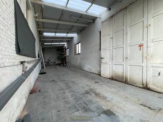 Te huur: magazijn van 80 m² in Mater (Oudenaarde)Dit ruime magazijn van 80 m² is ideaal geschikt als opslagruimte en is rustig gelegen in Mater.Het...