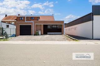 Bezoeken ter plaatse worden ingepland via e-mail: bart@vastgoedvalkenborgh.be<br /><br />Elderseweg 138 te 3700 Tongeren: Handelspand met appartement op toplocatie vol mogelijkheden in Tongeren.<br />Gelegen langs de drukke Elderseweg, een belangrijke verbindingsweg naar het centrum van Tongeren en de omliggende gemeenten, geniet dit eigendom van een uitstekende bereikbaarheid en een hoge visibiliteit. Dankzij de strategische ligging vormt dit de ideale uitvalsbasis voor ondernemers, investeerders en vrije beroepen.<br />Met een bruikbare oppervlakte van maar liefst <strong>282 m²</strong> biedt dit pand ongekende mogelijkheden. Of u nu droomt van een stijlvolle handelszaak, een kantoorruimte, een horecaconcept, een praktijk voor een vrij beroep of een combinatie van werken en wonen: hier krijgt u alle ruimte om uw plannen werkelijkheid te maken.<br />Een extra troef is de <strong>residentiële wooneenheid (appartement)</strong>, waardoor u wonen en werken perfect kunt combineren of een bijkomend rendement kunt realiseren via verhuur.
<h3><strong>Troeven</strong></h3>

<ul>
	<li><span>Commerciële topligging langs een drukke invalsweg.</span></li>
	<li><span>Uitstekende bereikbaarheid richting Tongeren, Bilzen en E313.</span></li>
	<li><span>Totale bruikbare oppervlakte in handelsruimte van <strong>282 m²</strong>.</span></li>
	<li><span>Geschikt voor handel, kantoor, horeca, praktijk of dienstverlening (eventueel onder voorbehoud van bijkomende vergunningen).</span></li>
	<li><span>Residentieel en ruim appartement aanwezig van <strong>126<strong>m² </strong></strong>met aparte ingang.</span></li>
	<li><span>Ideaal als investering of voor eigen uitbating.</span></li>
	<li><span>Tal van mogelijkheden om het pand volledig naar eigen wensen in te richten.</span></li>
</ul>
Dit is een eigendom met karakter én toekomstpotentieel. De combinatie van een commerciële topligging, een royale oppervlakte en een residentiële functie maakt dit pand bijzonder interessant voor ondernemers en investeerders die op zoek zijn naar een locatie met groeimogelijkheden. Een bijkomende troef is dat in dit pand jarenlang met succes een handelszaak werd uitgebaat, wat de commerciële aantrekkingskracht en de uitstekende ligging van deze locatie extra onderstreept.<br /><br />Indeling: Handelsruimte: open eetruimte voor klanten , gastentoilet, toog met saladebar (koeling), granieten werkblad, aparte ruimte met koelcel, groot gasvuur, achteringang voor leveranciers.<br />1e Verdieping appartement: via een aparte ingang krijg je toegang tot het appartement; leefruimte, keuken, toilet ,volwaardige trap naar tweede verdiep, ruime slaapkamer 1, ruime slaapkamer 2, badkamer.<br /><br />Kelder aanwezig in handelsruimte.<br /><br />Comfort: De handelsruimte werd volledig gerenoveerd in 2022 en is voorzien van steentapijt en is volledig instapklaar. De gevel werd volledig uitgeslepen en terug ingevoegd. Het dak werd volledig vernieuwd. De keuken in het appartement is voorzien van een kookplaat, inbouwoven, inbouwfrigo en een spoelbak. De badkamer is voorzien van een bad, douche, wc, lavabo en een sauna. Er is een aparte toegang naar het residentiële gedeelte waardoor er geen impact is voor bewoning. <br /><br />Energie : PVC ramen met deels hoogrendementsglas en dubbel glas. Dak volledig nieuw en geïsoleerd. Centrale verwarming op mazout voor de handelsruimte maar er is een gasaansluiting voorzien om te schakelen naar een hoogrendementsketel. CV Hoogrendementsketel in het appartement van Vaillant. Rolluiken aanwezig in het appartement (manueel) en gedeeltelijk elektrisch in het handelspand.<br />EPC-score: 225 Kwh/m² (C) voor het appartement en 738 kWh/m² voor de handelsruimte (E). <br /><br />Ruime parkeergelegenheden vooraan het handelspand en achteraan ruime toegang voor leveranciers.<br /><br />Het appartement wordt momenteel bewoond door een huurder. <br /><br />Bewoonbare opp.: handelsruimte (282m2) appartement (126m2).<br />Perceel opp.: 3a97ca.<br />Bouwjaar: 1955 - grondige renovatiewerken uitgevoerd in 2021 en 2022 (dak, handelsruimte, gevel,…).<br />KI: 1.494 euro.<br />Vraagprijs: 285.000 euro.<br />Meer informatie via kantoor op 0475/55 59 03 of bart@vastgoedvalkenborgh.be.<br /> 