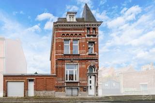 We Invest vous propose cette magnifique maison de maître idéalement située en plein centre de Braine-le-Comte, proche de la gare et de toutes...