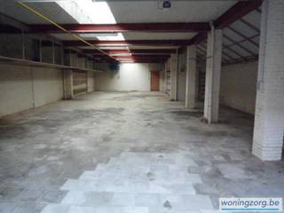Ruim, proper magazijn in de Varenbosstraat te Mechelen. <br />Er is CV-gas aanwezig. <br /><br />De sectionaalpoort opent met een afstandsbediening en de maximale hoogte om in te rijden is 2,5m. Er is geen watertoevoer en dus ook geen mogelijkheid tot toilet.<br />De provisie is 85,- Euro/maand. <br /><br />Voor meer info kan u bellen naar het nummer 015 65 50 05