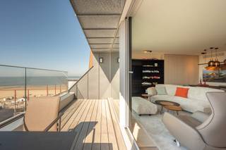 Stijlvolle duplex-penthouse op een absolute toplocatie aan het Albertplein in het hart van het Zoute biedt een zeldzame combinatie van zonovergoten terrassen, open panoramische zichten en hoogstaande afwerking.<br /><br />indeling van het appartement:<br />ruime inkomhal met ingebouwde vestiaire en een gastentoilet. De lichtrijke leefruimte bestaat uit een gezellige salonhoek en een eetplaats, beide uitgevend op een zuidwest-georiënteerd terras dat uitzicht biedt over het bruisende Albertplein.<br /><br />De volledig uitgeruste open keuken sluit naadloos aan op de eetruimte en geeft toegang tot een ruim achterliggend terras. Hier kan u 's morgens in alle rust genieten van de zon en een groen vergezicht richting de Approach Golf. Op dit niveau bevindt zich ook een eerste slaapkamer, voorzien van ingemaakte kasten en een eigen douchekamer met inloopdouche en lavabo. Daarnaast is er een praktische berging.<br /><br />Op de bovenverdieping leidt de nachthal naar een extra berging met aansluiting voor wasmachine en droogkast. De tweede slaapkamer beschikt over ingemaakte kasten, een ensuite douchekamer en directe toegang tot een schitterend terras aan de pleinzijde, met een onovertroffen zicht over het Zoute en de zee. De derde slaapkamer is eveneens uitgerust met maatkasten en beschikt over een ruime badkamer met ligbad, inloopdouche, dubbele lavabo en toilet.