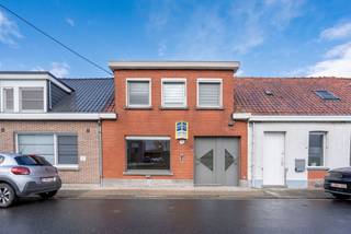 Deze woning combineert het beste van twee werelden: u geniet van een panoramisch zicht op de velden aan de voorzijde, terwijl alle belangrijke voorzieningen zich in de directe nabijheid bevinden.<br /><br />BELANGRIJKE TROEVEN:<br />- Reeds uitgerust met zonnepanelen.<br />- Voorzien van een garage en een handige uitweg achteraan.<br />- Een uniek, rustgevend uitzicht vanuit de woonkamer.<br />- Een zonovergoten tuin van maar liefst 500 m², ideaal voor wie van het buitenleven houdt.<br /><br />INDELING:<br />De inkomhal geeft direct toegang tot de ruime, lichtrijke woonkamer. Achterliggend bevindt zich de ingerichte keuken, waar voldoende plaats is voor een gezellige ontbijthoek. Via de 'veranda' bereikt u de verdieping, die beschikt over twee slaapkamers en een badkamer met douche en wastafel. De woning is bovendien praktisch ingedeeld met een extra zij-ingang.<br /><br />RENOVATIEPLICHT:<br />Hoewel de woning onder de renovatieplicht valt, is er een duidelijk pad naar een betere energiescore. Met het plaatsen van enkel dakisolatie evolueert de woning al onmiddellijk richting een label C.<br /><br />Kom deze woning zelf ontdekken! Plan vandaag nog jouw bezoek in en laat je verrassen door de ruimte en het zicht.