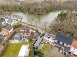 PLAN JOUW BEZOEK: calendly.com/office-julimmo/victordewitstraatIn het rustige Hingene vinden we deze af te breken woning terug. Volgens velen de...