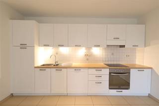 <p><span>HUURVOORWAARDEN</span><span> </span></p><p><span> </span></p><p><span>Maandelijkse huurprijs</span><span>: 850€ per maand</span></p><p><span>Gemeenschappelijke kosten</span><span>: voorschot van 100.€ /maand voor de gemeenschappelijke ruimtes (elektriciteit, water, lift, buitenruimtes, enz.)</span></p><p><span>Persoonlijke kosten</span><span>: elektriciteit, water, gasverwarming, telefoon, kabeltelevisie en internet</span></p><p><span>Kosten</span><span>: Verhuiskosten van', 70 € </span></p><p><span>Plaatsbeschrijving</span><span>: Met een deskundige, kosten worden 50/50 gedeeld</span></p><p><span>Duur van de huurovereenkomst</span><span>: 1 jaar, verlengbaar</span></p><p><span>Huurwaarborg</span><span>: 2 maanden huur geblokkeerd</span></p><p><span>Beschikbaarheid</span><span> : Bij ondertekening van de huurovereenkomst </span></p><p><span> </span></p><p><span>INDELING EN GESCHATTE OPPERVLAKTE VAN DE KAMERS</span></p><p><span> </span></p><p><span>Woonoppervlakte</span><span>:  67 m²</span></p><p><span>Totale/bruto oppervlakte</span><span>  : 94 m²</span></p><p><span> </span></p><p><span>Kelder :</span><span> </span></p><p><span> </span></p><p><span>Kelder:    4 m²</span></p><p><span>Garage:  18 m²</span></p><p><span> </span></p><p><span>1e verdieping:</span></p><p><span> </span></p><p><span>Hal/'entree:   6 m²</span></p><p><span>Woonkamer met keuken: 27 m²</span></p><p><span>Slaapkamer 1: 11 m²</span></p><p><span>Slaapkamer 2: 15 m²</span></p><p><span>Badkamer:   6 m²</span></p><p><span>Wasruimte:   1 m²</span></p><p><span>Aparte toiletruimte:   1 m²</span></p><p><span>Balkon:   5 m²</span></p><p><span> </span></p><p><span>ALGEMENE INFORMATIE / UITRUSTING EN AFWERKING</span></p><p><span> </span></p><p><span>Beheerder</span><span>: Immo-W</span></p><p><span>Wooncomplex</span><span>: Résidence "Pégase"</span></p><p><span>Kozijnen</span><span> : DV PVC</span></p><p><span>Vloerbedekking</span><span> : Tegels &amp;: QuickStep</span></p><p><span>Binnenmuren &amp;, plafonds</span><span> : geschilderd pleisterwerk</span></p><p><span>Verwarming</span><span>: Individuele gasverwarming van het merk Vaillant</span></p><p><span>Keuken</span><span> : koelkast, spoelbak, keramische kookplaat, oven, afzuigkap</span></p><p><span>Badkamer</span><span>: Bad met douche, wastafel, spiegel en opbergkasten.</span></p><p><span>Diversen</span><span>: Lift, intercom, garage, kelder en balkon</span></p><p><span> </span></p><p><span>EPB</span></p><p><span> </span></p><p><span>EPB-certificaat</span><span>:</span></p><p><span>Unieke code: 20231023017742</span></p><p><span>Categorie: Klasse B</span></p><p><span>Specifiek primair energieverbruik v': 114 kWh/m² per jaar</span></p><p><span> </span></p><p><span>INDIEN U INTERESSE HEEFT IN DEZE WONING</span></p><p><span> </span></p><p><span>Bezichtigingen</span><span>: Uitsluitend op afspraak met de makela'</span></p><p>A<span>anmelding</span><span>: Vul het aanmeldingsformulier in en stuur he’per e-mail (info@homea-immo.be) of per post</span><span>(Chaussée de Charleroi 34, 5030 Gembloux)</span></p>