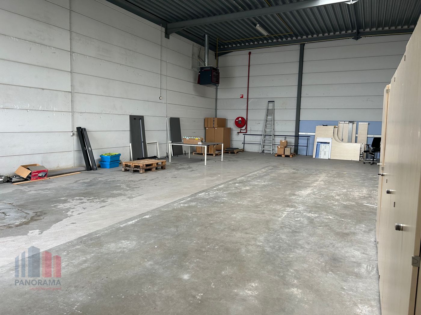 FUNCTIONEEL MAGAZIJN MET KANTOOR TE HUUR – 255 m² MAGAZIJNRUIMTE + 70 m² KANTOORRUIMTE - foto 3