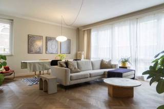 Wonen in de charmante Harmoniewijk? Dit lichtrijke hoekappartement combineert karaktervolle elementen met hedendaags comfort, op een toplocatie vlak bij het stadscentrum (mobiscore: 9.7)! <br /><br />Kijkweekend op zaterdag 7/03 en zondag 8/03.<br /><br />Bezoeken uitsluitend op afspraak via de online agenda:<br />https://calendly.com/delphinejacquemart/30min<br /><br />✔ Instapklaar<br />✔ Ruime leefruimte en kamers<br />✔ Mooie visgraat parketvloeren<br />✔ Zuidwestgericht balkon met groen uitzicht<br />✔ Lift aanwezig<br />✔ Inbouwkasten, private kelder &amp; indoor fietsparking<br /><br />TOPLIGGING<br />Gelegen in een van de meest geliefde buurten van de stad, grenzend aan het Zuid. Op wandelafstand van winkels, supermarkten, Velo-station, openbaar vervoer, parken en gezellige lunchadresjes. Het stadscentrum bereik je moeiteloos te voet, en dankzij de vlotte in- en uitvalswegen ben je snel de stad in en uit.<br /><br />LICHTRIJK<br />Het appartement bevindt zich op de derde verdieping van een kleinschalig gebouw (7 appartementen) met lift, op de hoek van de Peter Benoitstraat en de Van Schoonbekestraat. Dankzij de hoekligging geniet je hier van uitzonderlijk veel licht.<br /><br />Via de stalen veiligheidsdeur kom je binnen in de inkomhal met vestiaire en apart toilet. De ruime leefruimte (32 m²) met visgraat parket en open indeling voelt aangenaam en ruim aan – ideaal om te ontspannen of gasten te ontvangen.<br /><br />De open keuken is volledig uitgerust met een 5-pits SMEG gasfornuis, oven, vaatwasser, dampkap, koelkast en diepvriezer, en biedt veel bergruimte. Aansluitend vind je het gezellige zuidwestgerichte balkon met zicht op groen – een heerlijke plek om van de zon te genieten.<br /><br />2 VOLWAARDIGE KAMERS<br />Beide kamers zijn ruim genoeg voor een dubbel bed en flexibel in te richten als slaapkamer, bureau of logeerkamer. Momenteel wordt één kamer gebruikt als bureauruimte met sofa-bed.<br /><br />PRAKTISCHE BADKAMER &amp; BERGRUIMTE<br />De badkamer beschikt over een ruime inloopdouche en een ingebouwde kast met aansluiting voor wasmachine. Daarnaast is er een ruime private kelder (10m²).