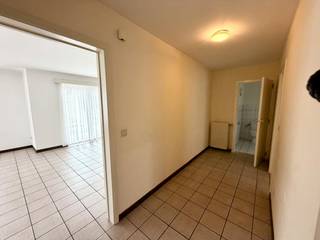 Zoekt u een comfortabel en energiezuinig stekje in de regio Hasselt? Dit instapklare appartement in de Van Groesbeekstraat in Kuringen biedt u alle rust van een fijne randgemeente, gecombineerd met een uitstekende bereikbaarheid.<br /><br />Indeling: <br /><br />Verdiep +1: <br /><br />- Inkomhal <br />- Woonkamer<br />- Keuken<br />- Berging<br />- 2 Slaapkamers<br />- Badkamer<br />- Balkon<br /><br />Gelijkvloers:<br /><br />- Autostaanplaats <br /><br /><br />De snelste manier om een bezoek te brengen aan dit appartement? Vraag je bezoek aan via de rode knop op onze website (www.dewaele.com).<br /><br />Telefonisch kunnen er geen afspraken gemaakt worden.<br /><br />Tot binnenkort<br />Kosten voor de gemeenschappelijke delen zijn in de huurprijs inbegrepen.