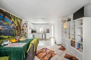 Ontdek deze stevige instapklare woning op een zeer rustige locatie in Opwijk. Deze woning werd volledig gerenoveerd in 2018 en verkeert in een uitstekende staat. <br /><br />Indeling: Bij het betreden van de woning komen we terecht in de knappe leefruimte met open keuken welke voorzien is van alle comfort. Verder bevindt zich op het gelijkvloers een eerste slaapkamer, de badkamer (lavabo, bad, wc) en een ruime veranda met zicht op de tuin. <br />Op het verdiep bevinden zich nog eens twee ruime slaapkamers met opbergruimte. <br /><br />Troeven in een notendop: <br />- Gerenoveerd sinds 2018 <br />- Asbestvrij <br />- Uitstekende locatie <br />- Kindvriendelijke buurt <br /><br />Hebt u interesse of wenst u een bezoek? Contacteer Morgane via Morgane@woonvast.be of 0498 60 61 75