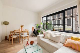 <p>Op de eerste verdieping van een kleinschalig gebouw met slechts drie appartementen bevindt zich dit recent gerenoveerde 1-slaapkamerappartement. Dankzij de kwalitatieve afwerking, de praktische indeling en het aangename terras is dit de ideale woonst voor wie comfortabel en rustig wil wonen.</p>
<p>De lichtrijke leefruimte sluit aan op de volledig uitgeruste keuken. Verder beschikt het appartement over een volwaardige slaapkamer, een moderne badkamer en een gezellig terras waar u in alle rust kan genieten.</p>
<p>Extra bergruimte is voorzien dankzij de private kelderberging.</p>
<p>De gemeenschappelijke kosten bedragen slechts € 30 per maand. Alle nutsvoorzieningen (gas, water en elektriciteit) beschikken over aparte meters en worden rechtstreeks op naam van de huurder geplaatst.</p>
<p><strong>Beschikbaar vanaf 15 september.</strong></p>