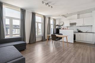 <p>Dit appartement bevindt zich in de befaamde ‘Sint-Andrieswijk’, gelegen tussen de Grote Markt, het prachtige museum van Schone Kunsten en talloze trendy hotspots – hier geniet je ten volle van het bruisende stadsleven!</p>
<p>Je komt binnen in de leefruimte die dankzij de grote raampartijen baadt in natuurlijk daglicht. De open keuken op een onderhoudsvriendelijke tegel sluit hier naadloos op aan en is uitgerust met onder andere een oven, dampkap en een elektrische kookplaat. Daarnaast beschikt deze unit nog over een ruime slaapkamer van maar liefst 12,80 m² en een badkamer die werd voorzien van een douche-bad, lavabo in meubel en toilet.</p>
<p>Ondanks de nodige werken is dit een appartement met bijzonder veel potentieel én mogelijkheden – plan snel je bezoek in en ontdek het zelf!</p>
<p><strong>Maandelijkse kosten:</strong> € 124,80 (inclusief water en elektriciteit gemene delen, syndicus, brandverzekering en schoonmaak van het gebouw).</p>
<p><strong>Momenteel verhuurd</strong> aan € 800/maand wat zorgt voor € 9.600 op jaarbasis. Dit resulteert in een rendement van 3,90 %.</p>
<p><strong>Technische gegevens: </strong>Geïsoleerd dak, verwarming op elektriciteit, voornamelijk dubbele beglazing in PVC.</p>
<p><strong>Stedenbouwkundige inlichtingen en bodemattest in aanvraag. Asbestveilig (maar mogelijk niet asbestvrij). Bevindt zich niet in een risicozone voor overstromingen (P- en G-score A). Renovatieverplichting van toepassing.</strong></p>