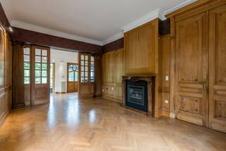 <strong>Instapklare pastorijwoning met oa. 3 slpk, 2 badkamers en 3 garages. Dit alles op 3 aangrenzende percelen met een totale oppervlakte. van 7143 m². Rustig gelegen tussen Poederlee en Vorselaar met zicht op het groen. EPC Label-B</strong><br /><br /><strong>Ligging</strong>: Een landelijke verbindingsweg tussen Vorselaar en Poederlee. Omgeven door weilanden en groen en dit op wandelafstand van de dorpskern van Poederlee met Horeca, scholen, winkels en openbaar vervoer.<br /><br /><strong>Indeling: glv: </strong>inkomhal met trap, zitkamer, eetkamer, keuken, koelcel, badkamer, apart toilet, slaapkamer, inpandige garage <strong>+1: </strong>2 slaapkamer, badkamer <strong>buiten: </strong>aangelegde tuin met vijver, garage, weiland<strong><br /><br />Beschrijving: </strong>Deze woning werd in 1999 gebouwd naar de echte pastorijstijl. Er werden kwalitatieve én authentieke materialen gebruikt zoals hoge plafonds, hoge raampartijen, visgraatparket,... Kortom alles om het plaatje compleet te maken.<br /><strong><br /></strong>Via de inkomhal betreden we de woning. Zowel de smeedijzeren wenteltrap als het hoge plafond springen hier onmiddelijk in het oog.<br />Er is aansluiting naar de leefruimte die door een authentieke 4-luik kan opgedeeld worden in een zit- en eetgedeelte. De open keuken staat op haar beurt in verbinding met de eetkamer. Zowel vanuit de eetkamer als keuken kijk je uit over de aangelegde tuin met vijverpartij. Achteraan de woning is er een lichtrijke tuinkamer waar het aangenaam vertoeven is in de tussenseizoenen. Deze werd ook uitgerust met een zonneluifel.<br />De inpandige garage is toegankelijk vanuit de keuken. Een ruime koelcel is ook aanwezig. In de garage is de nodige uitrusting voor was- en droogkast en een uitgietbak voorzien.<br />Verder is er een ruime slaapkamer met naastgelegen badkamer (bad en douche en lavabomeubel) en apart toilet die het gelijkvloers vervolledigen.<br /><br />Op de 1ste verdieping zijn er twee zéér ruime kamers van +- 39m². Ook een badkamer met douche en lavabomeubel zijn hier aanwezig.<br /><br />Eenmaal buiten is het genieten van de rust. Zowel de voor- als achtertuin zijn volledig aangelegd met plantenperken, hagen en een vijverpartij.<br />Ook een tweede garage is hier aanwezig. <br />Achteraan is er een grasveld (1300m²) die aansluit met het perceel weiland van 4040m² . De totale oppervlakte van het perceel is 7143m². zowel via het eigen perceel als langs een achtergelegen servitudeweg is het weiland bereikbaar.<br /><br /><strong>Bijzondere informatieplicht:</strong> <em>omgevingsvergunning stedenbouwkundige handelingen uitgereikt, woongebied, geen rechterlijke herstelmaatregel of bestuurlijke maatregel opgelegd, geen voorkooprecht ruimtelijke ordening, geen omgevingsvergunning voor verkavelen van gronden.</em>