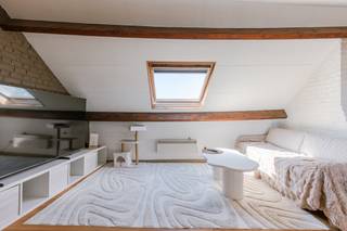 <p>Intéressant bien immobilier de rapport bénéficiant d'un emplacement de choix à Gand. <br /><br />Bienvenue dans cet immeuble polyvalent situé au 496 Rooigemlaan à Gand, dans un quartier facilement accessible à proximité du centre historique, des principaux axes routiers et de nombreuses commodités.<br /><br />Ce bien se compose d’un appartement spacieux d’environ 65 m² comprenant deux chambres, ainsi que d’un droit de jouissance perpétuel sur le grenier d’environ 49 m², qui sert actuellement de troisième chambre avec salle de bains.<br />L’appartement dispose d’un agréable espace de vie baigné de lumière naturelle, d’une salle de bains équipée et de toilettes séparées. <br />Grâce à son agencement pratique et à son bon état d’entretien, ce bien est immédiatement prêt à être occupé ou mis en location.<br /><br />Atouts supplémentaires du bien :<br />Chauffage au gaz naturel<br />Certificat d’électricité conforme<br />Sans amiante<br />Potentiel locatif intéressant<br />Situation centrale et facilement accessible<br /><br />Grâce à son emplacement avantageux, les commerces, les transports en commun, les écoles et les infrastructures de loisirs sont accessibles à pied ou à vélo. De plus, les axes Bourgoyen-Ossemeersen, la R4, l’E40 et l’E17 sont facilement accessibles.<br /><br />Ce bien offre de nombreuses possibilités : idéal comme investissement avec un rendement stable, pour une occupation personnelle ou comme placement immobilier tourné vers l’avenir.<br /><br />Convient parfaitement aux investisseurs, aux jeunes ménages, au cohabitat, aux parents d’enfants étudiants, etc.<br /><br />Idéal si vous recherchez un bien prêt à emménager, offrant un fort potentiel et bénéficiant d’un excellent emplacement à Gand.<br /><br />CONTACT : Jarno au 0473 28 42 26 ou via info@vicusvastgoed.be</p>