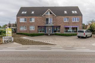 Instapklaar dakappartement met 75m² bewoonbare oppervlakte te koop.<br /><br />We betreden het appartement via een gemeenschappelijke ingang aan de achterkant van het gebouw, wat als voordeel heeft dat de rust en de privacy bewaard blijven. Het appartement beschikt over een ruime woonkamer met aansluitend de open keuken. Verder is er nog een ruime slaapkamer van 15m² en een badkamer voorzien van bad/douche combi, lavabo en een toilet. Ook is er nog een berging, voorzien van technieken en nog plaats voor opslag. De autostaanplaats bevindt zich ook aan de achterzijde van het gebouw en in de kelder is er nog een extra berging voorzien. <br /><br />Door de centrale ligging nabij het centrum van Herselt, op de verbindingsweg tussen Aarschot en Westerlo, is het zeer vlot bereikbaar en op wandelafstand van het openbaar vervoer alsook winkels, apotheek, bakker en banken. <br /><br />Dit instapklare dakappartement kan gebruikt worden als starterswoning of als investering naar verhuur!<br /><br />Ben je benieuwd en wil je eens komen kijken? Bel ons op het nummer 014 58 02 08.