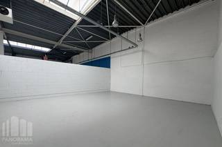 Découvrez ce showroom avec <strong>espace de stockage/atelier de 675 m²</strong>, idéalement situé à Zaventem. Bénéficiant d'un emplacement stratégique le long de la Chaussée de Louvain et de l'Avenue de la Libération, ce bien offre une visibilité exceptionnelle et une excellente accessibilité, garantissant une visibilité maximale pour votre entreprise.<br /><br />Cet espace polyvalent dispose d'une hauteur libre de 6 mètres et est équipé d'une grande porte sectionnelle, ce qui le rend parfaitement adapté à une combinaison de showroom, d'entrepôt et d'atelier. De nombreuses places de parking sont disponibles autour du bâtiment pour les clients et les visiteurs.<br /><br />Le bien est situé dans un environnement commercial dynamique, à proximité immédiate d'entreprises renommées telles que Wondercar, Sixt, Würth, Hilti et de nombreuses autres sociétés. Un emplacement idéal pour les entreprises souhaitant allier visibilité, accessibilité et fonctionnalité.<br /><br />Une opportunité unique pour implanter votre activité dans un emplacement commercial de premier choix.<br /><br />Pour plus d'informations, les plans ou une visite sans engagement, contactez <strong>PANORAMA B2B</strong> au <strong>0477 30 40 05</strong>.