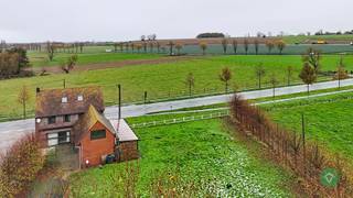 Deze alleenstaande woning is gelegen op een grondoppervlakte van 1895 m² en bestaat uit: living - keuken - kelder - veranda - toilet - badkamer -...