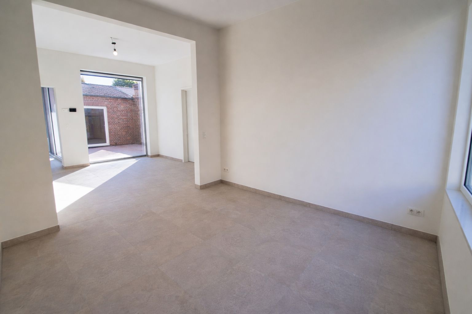 Pas gerenoveerde rijwoning met 3 ruime slaapkamers, buitenruimte (zuid/west gericht) en bergplaats in centrum Poperinge. - foto 4